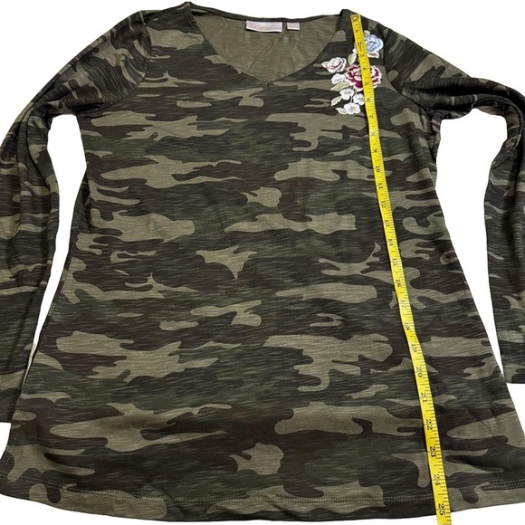 Belle by Kim Gravel Camo Green Top Shirt Tee Size XXS Runs Big Floral Embroidery - Picture 10 of 13